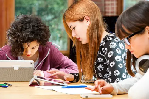 Smartphone a scuola: sempre più professori li accettano