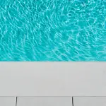 Piscine interrate o piscine fuori terra: quale scegliere? I vantaggi e gli svantaggi da considerare